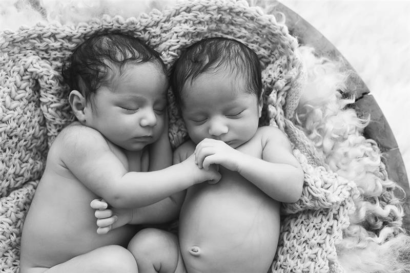 Besties for life! {Newborn twin photography session}
